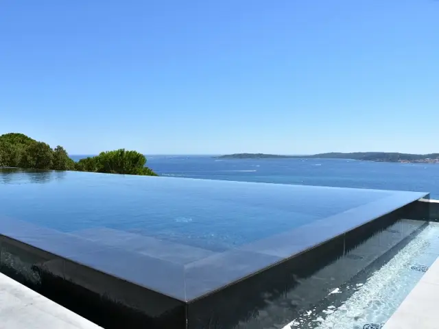 Une piscine à débordement avec vue sur mer - Piscine, exemple d'intégration exemplaire