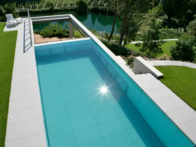 Une piscine construite au-dessus du vide - Piscine, exemple d'intégration exemplaire