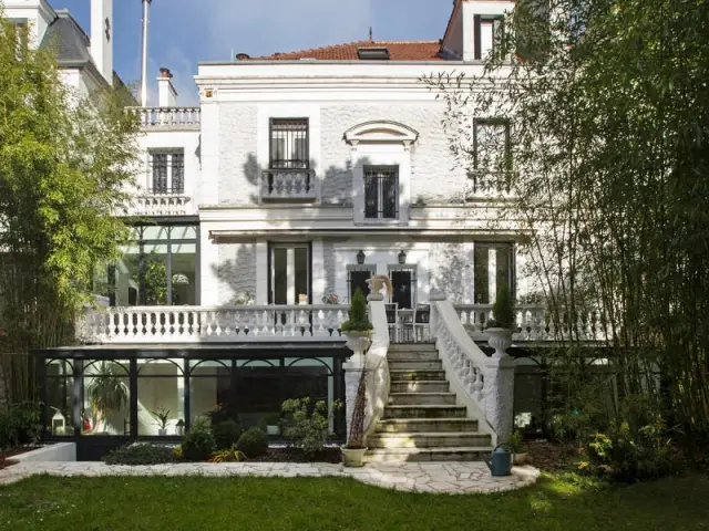 La maison vue du jardin, et ses trois verrières en façade