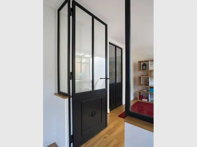 Une double porte ouvre sur la chambre