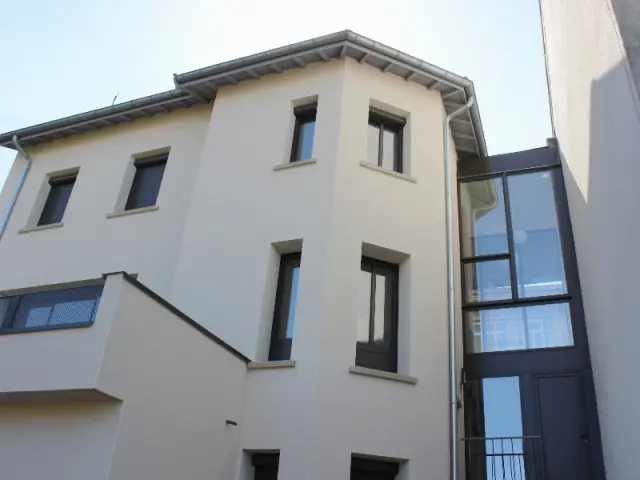 Un nouvel escalier construit dans la faille entre deux maisons - Maison réhabilitée à Lyon