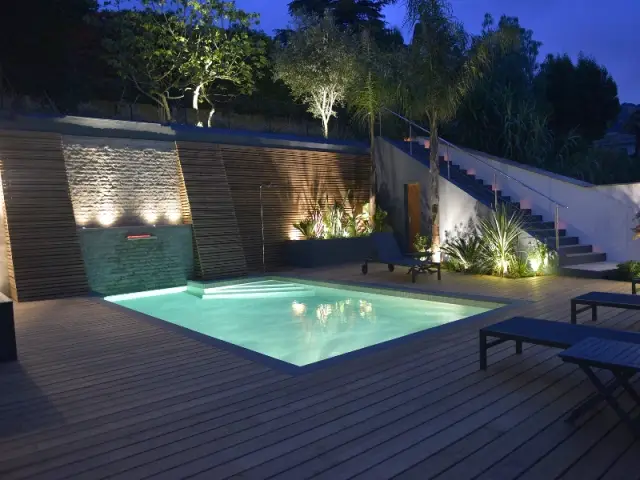 Une piscine qui se fait remarquer la nuit