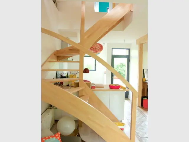 L'escalier en bois a été réalisé sur mesure