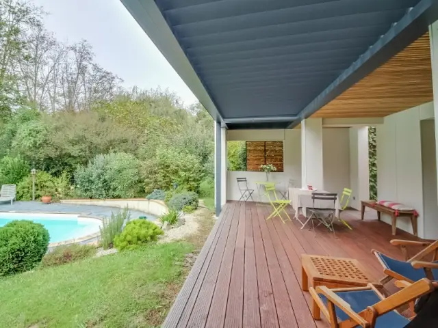 Une terrasse enrichie d'une cuisine d'été