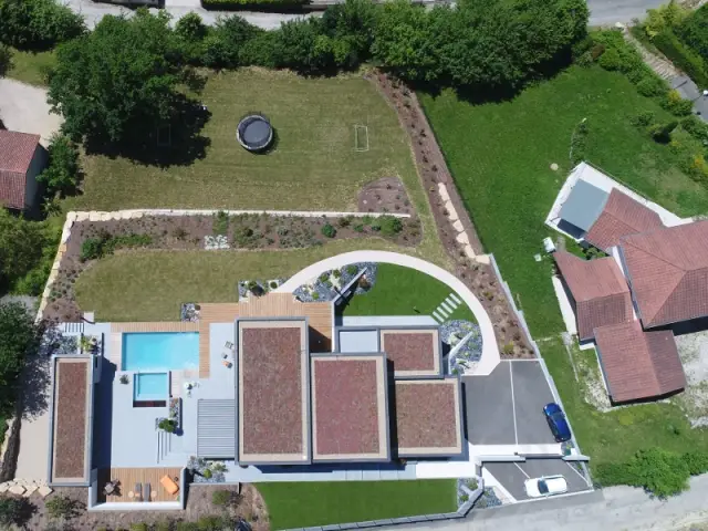 Une maison qui épouse la forme du terrain