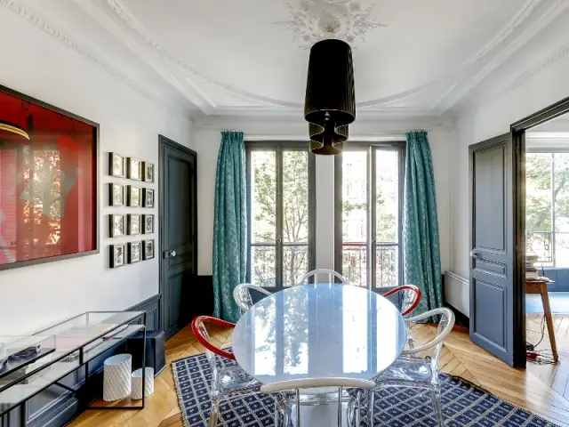 Après : Une pièce à vivre aux couleurs dynamiques - Un appartement haussmannien magnifié dans son intégralité