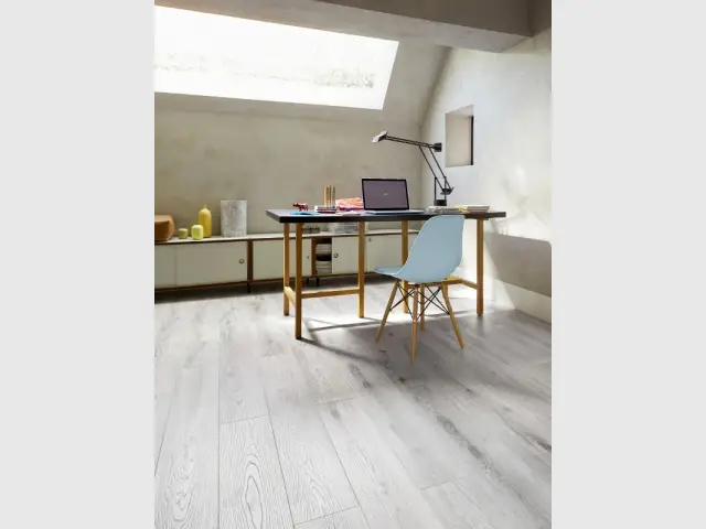 Du parquet blanchi à noeuds dans un bureau