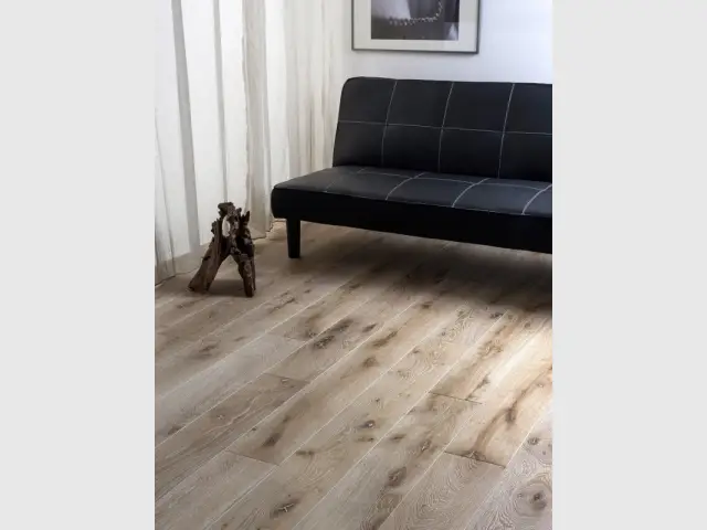 Du parquet massif à noeuds dans un salon contemporain