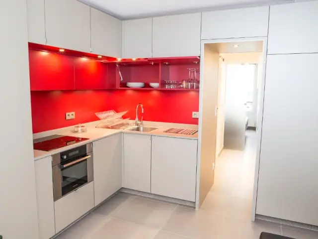 L'appartement est en gris-taupe et rouge rubis 