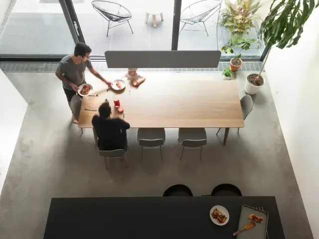 Une table en parallèle de l'îlot central noir