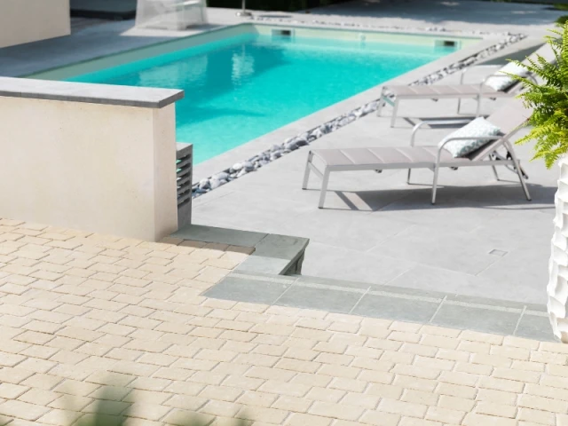 Piscine avec terrasse en pierre