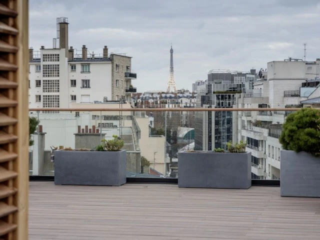 De larges terrasses sur le toit avec vue sur Paris - Immeuble à la façade en corian