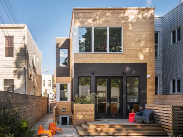 Trois cubes pour une maison de ville en bois spacieuse