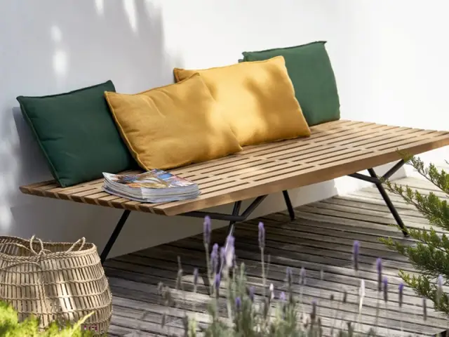 Un banc en bois au format généreux