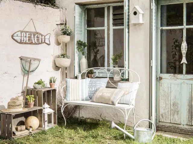 Un banc en fer forgé à l'allure vintage