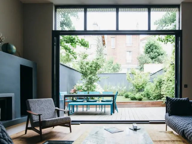 Un salon largement ouvert sur le jardin et la terrasse