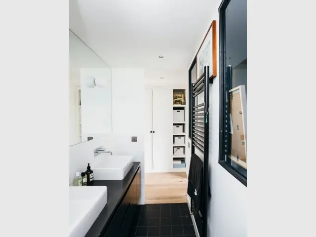 Une suite parentale avec salle de bains contemporaine