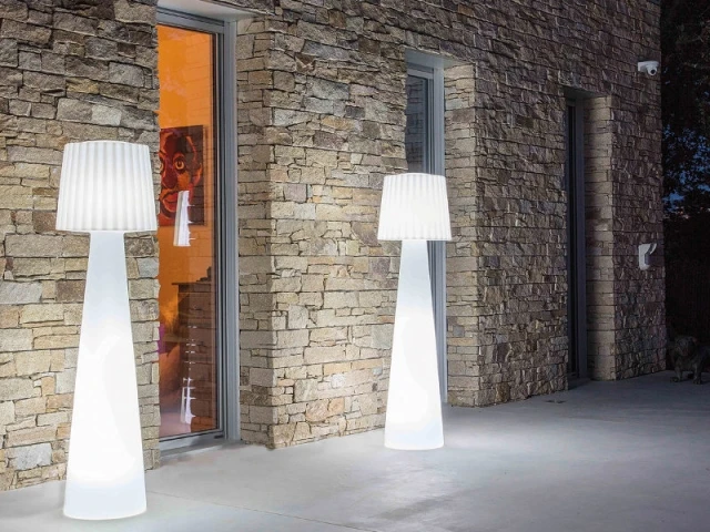 Des lampadaires leds pour éclairer sa terrasse