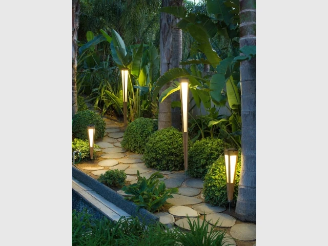 Des bornes lumineuses pour éclairer un chemin dans le jardin