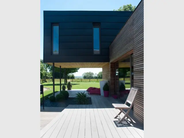 Sous la façade est, une terrasse ombragée