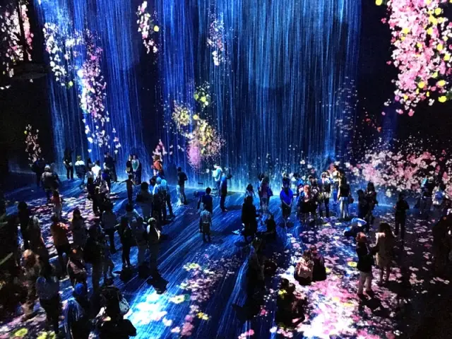 teamLab : Au-delà des limites enchante la grande halle de la Villette