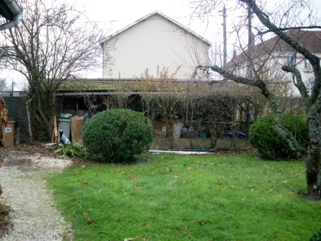 Au fond du jardin, se trouvait un vieux poulailler