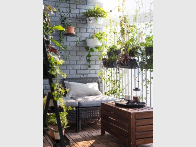 Un petit balcon plein de verdure