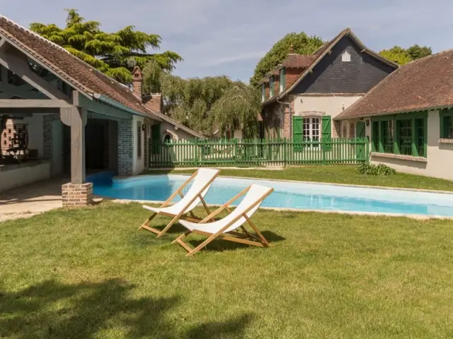 Un joli jardin avec piscine