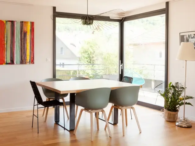 Une salle à manger lumineuse ouverte vers l'extérieur