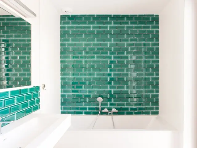 Une salle de bains dynamisée par la couleur