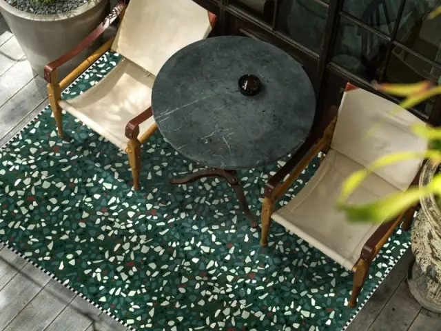 Tapis en vinyle vert motif terrazzo, 129 &euro; chez The Cool Republic