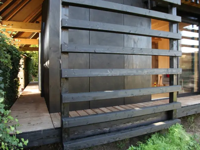 Une façade sombre pensée pour se fondre dans le paysage