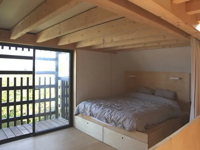 La chambre parentale agrémentée d'un petit balcon