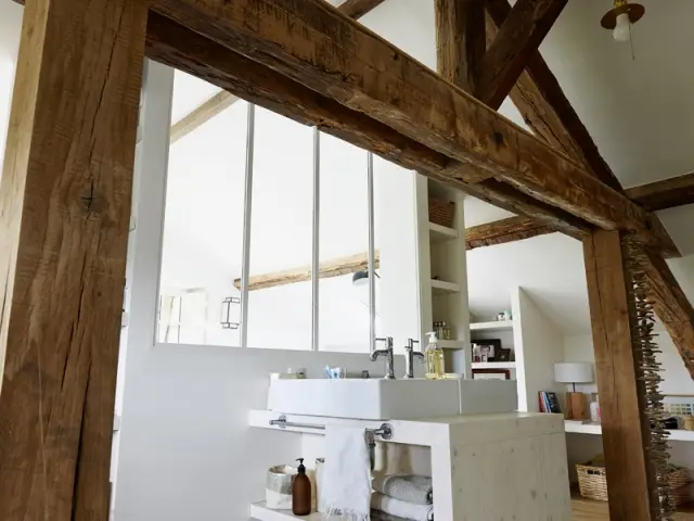 Une salle de bains originale nichée dans les combles