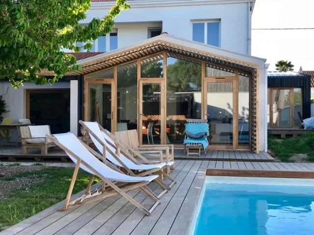 Vue de la maison à la fin de travaux, avec l'extension en bois brûlée à droite