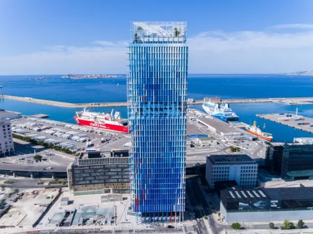 Brise-soleils intégrés à la façade - Tour Marseillaise, Jean Nouvel