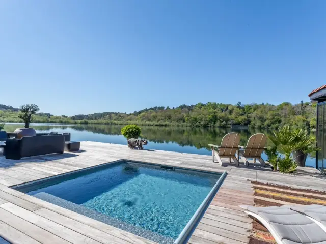 Piscine sur-mesure esprit bohème chic de moins de 10 m2