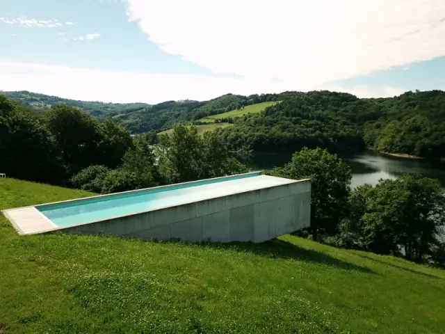 Piscine rectangulaire à débordement, avec plus de 5 m dans le vide