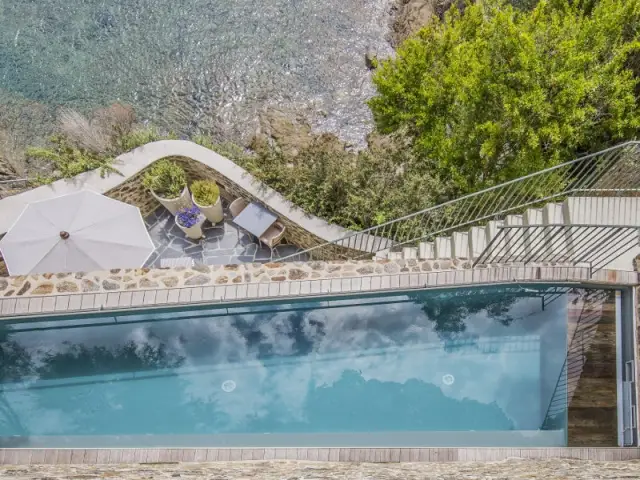 Piscine construite en bloc à bancher avec un revêtement liner gris anthracite