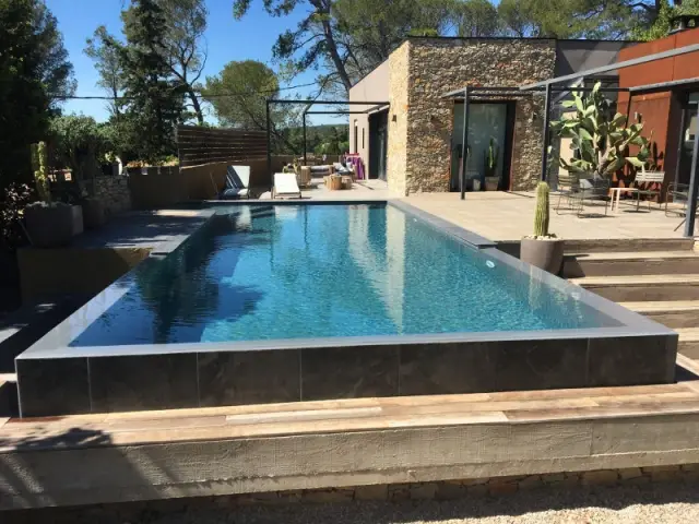 Piscine après les travaux de rénovation et d'agrandissement