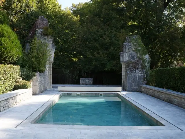 Piscine après la rénovation avec revêtement en carrelage et plages en pierre naturelles Bourgogne