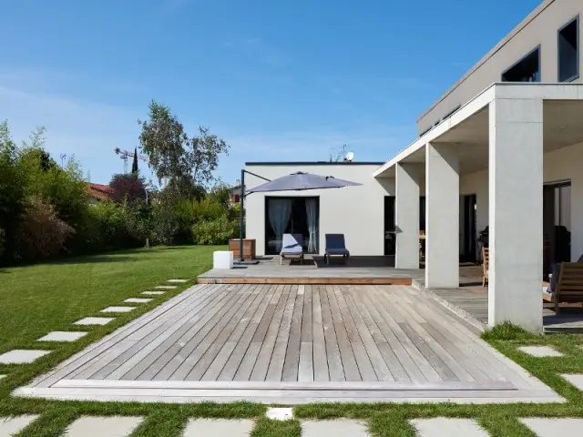 Piscine avec terrasse coulissante en bois