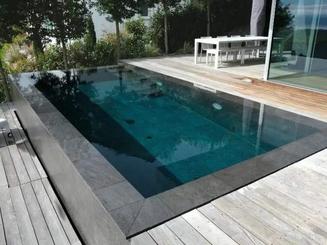 Piscine à débordement avec effet miroir