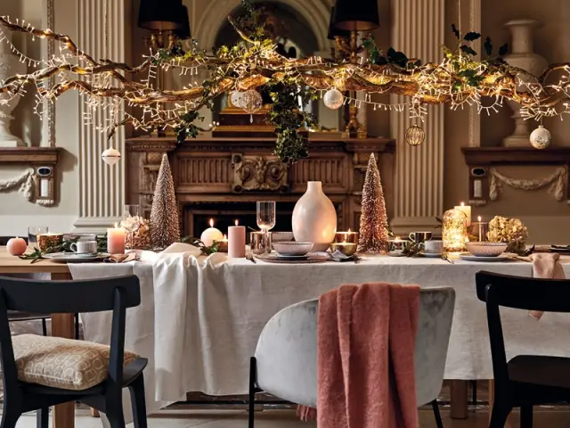 Une table de fêtes joliment mise en lumière