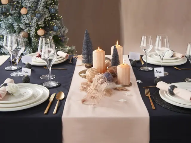 Une table de fêtes élégante en bleu et rose 