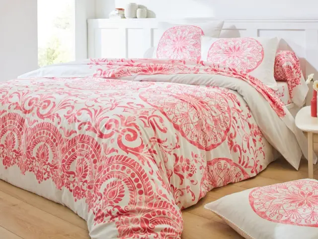 Parure de lit motifs cashemire au coloris façon Living Coral de Pantone