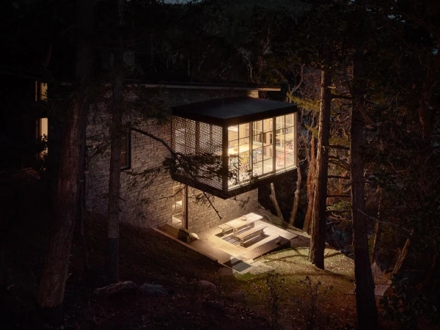 Une maison posée sur la colline avec vue sur le Pacifique