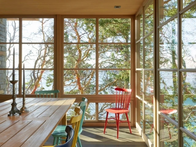 Une salle à manger de verre avec vue imprenable sur la baie