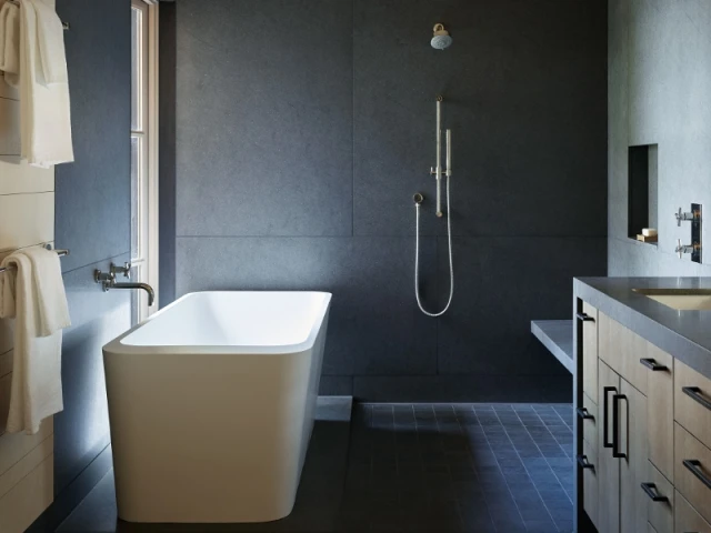 Une salle de bains contemporaine à l'étage inférieur