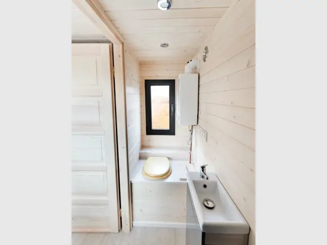 Une petite salle de bains tout équipée 